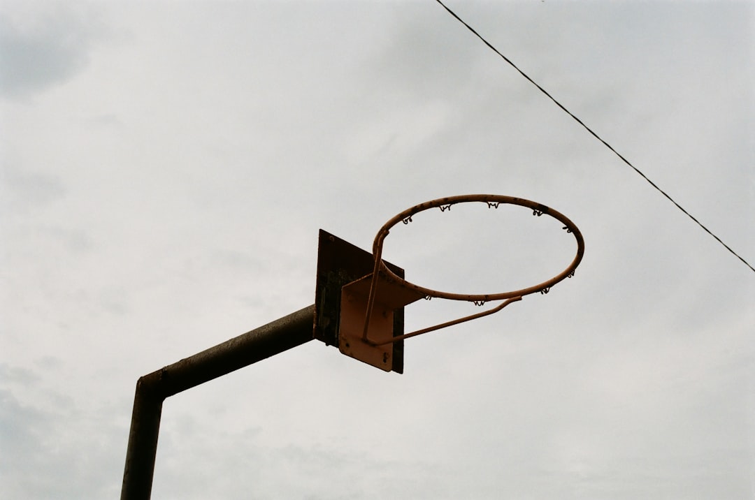Equipo de La veu amateur cubriendo un partido de baloncesto